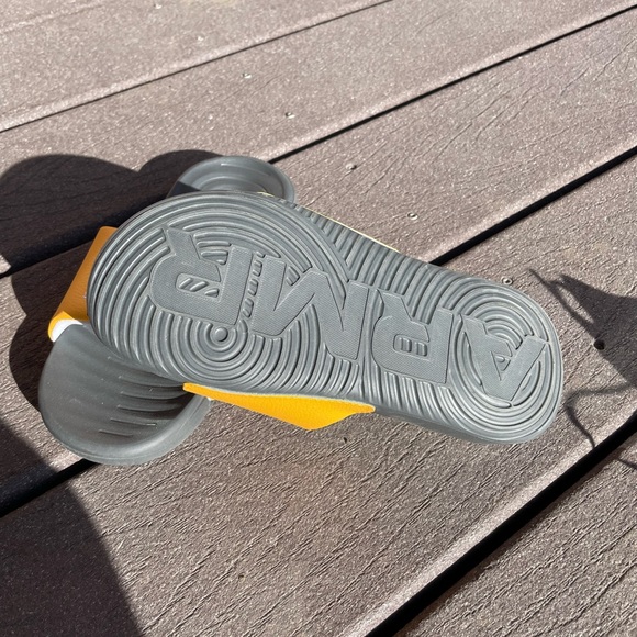 Youth underarmour slides - Picture 3 of 3